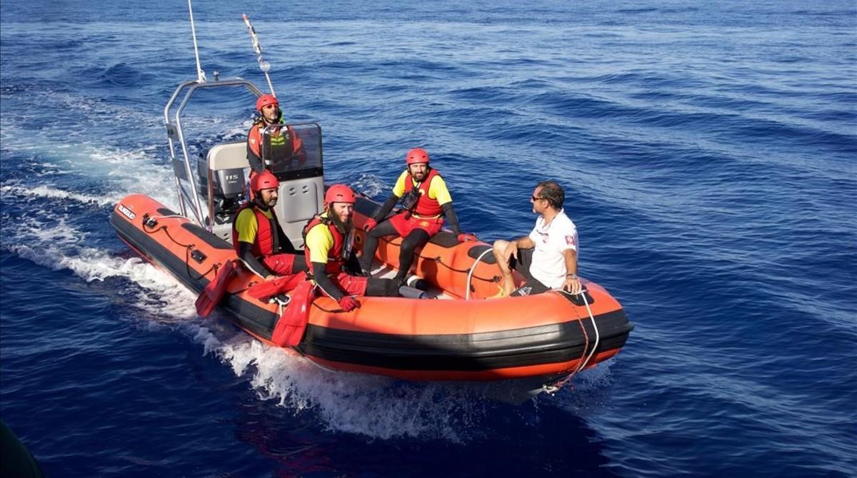 Llanxa de Proactiva amb alguns dels seus tripulants, en aigües de Líbia. D’esquerra a dreta, i de dalt a baix: Iñaki Rul·lan, Òscar Camps, Joaquín, Andreu Rul·lan i Guillermo Cañardo.