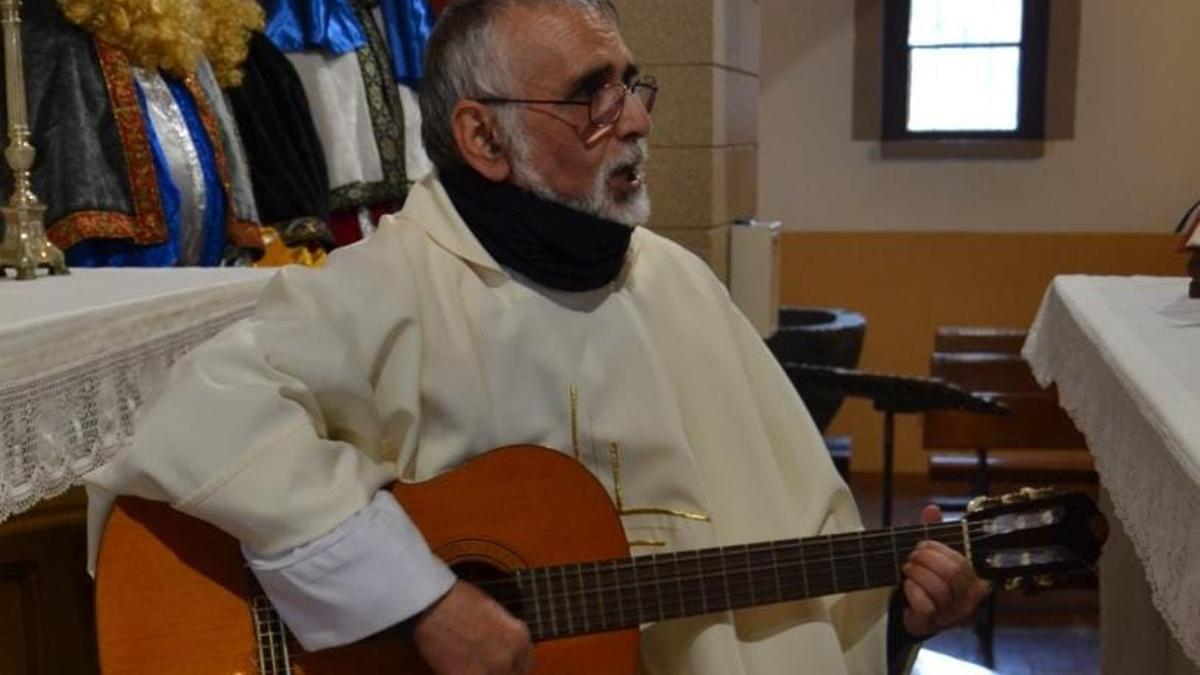 Emilio Menéndez tocando la guitarra durante la recreación del Belén en Belén de la Montaña.