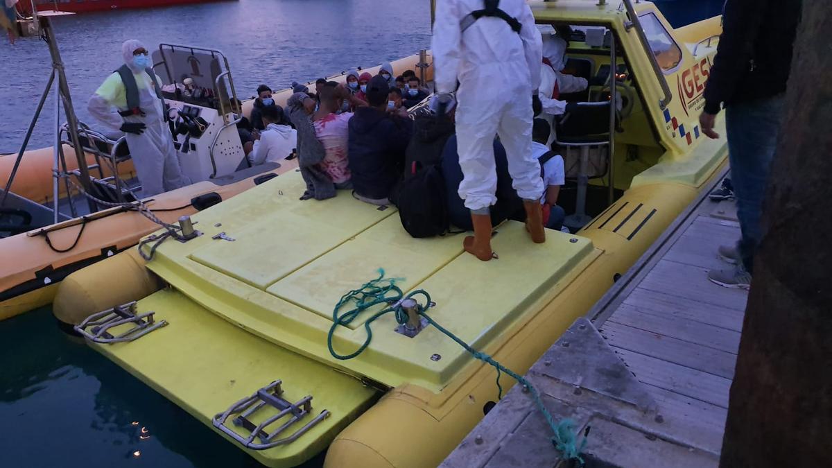 Rescate de inmigrantes tras naufragar una patera en el norte de Lanzarote