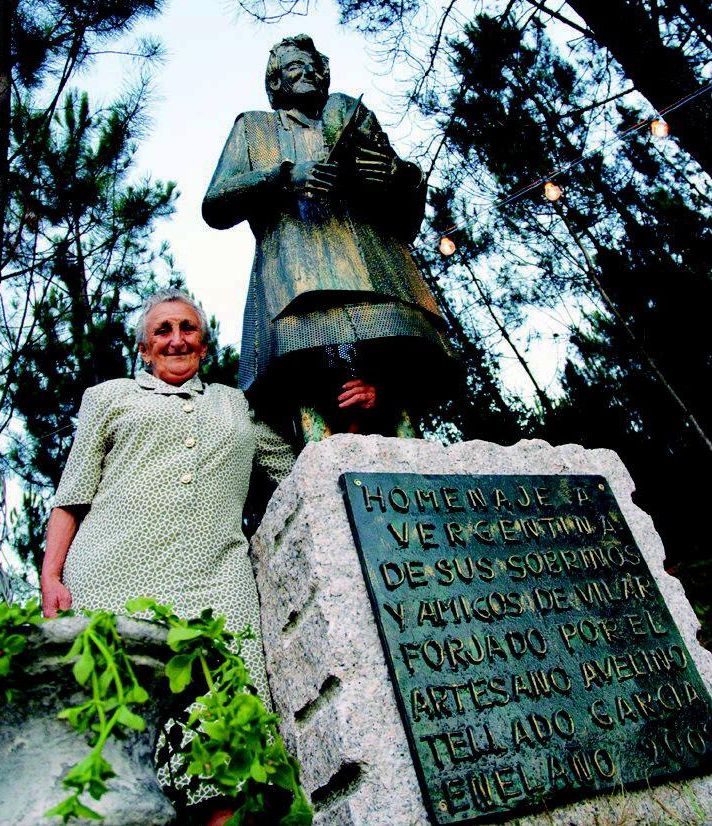 Vergentina con el monumento que le hicieron en su pueblo.