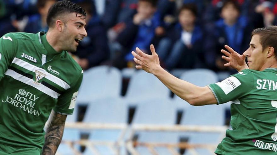 Szymanowski y Diego Rico celebran el gol del primero.