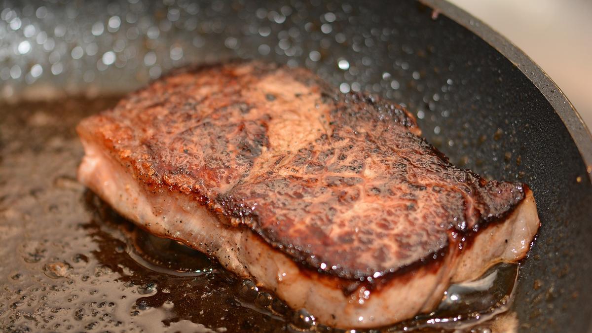 Existen trucos para que la carne no suelte agua al freírla.