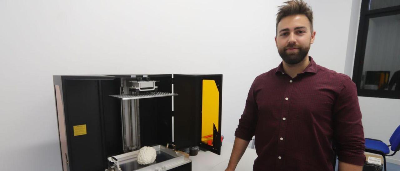 Luis Martínez Muñoz junto a una de las impresoras 3D industriales que usa para crear sus modelos.