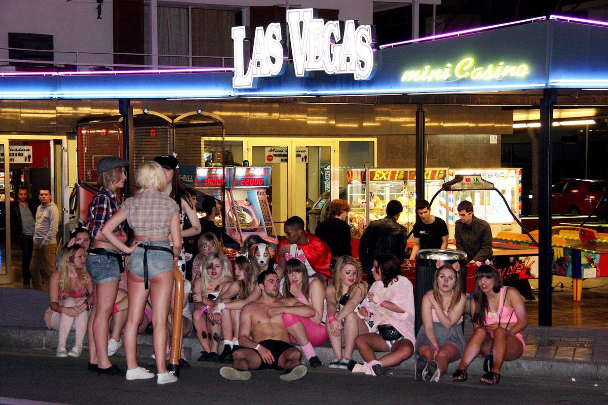 Una discoteca de Salou, con jóvenes en el suelo durante una noche del Saloufest.