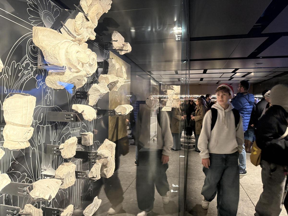 Visitantes/ transeúntes en la parada-museo del metro.