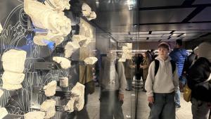 Visitantes/ transeúntes en la parada-museo del metro.