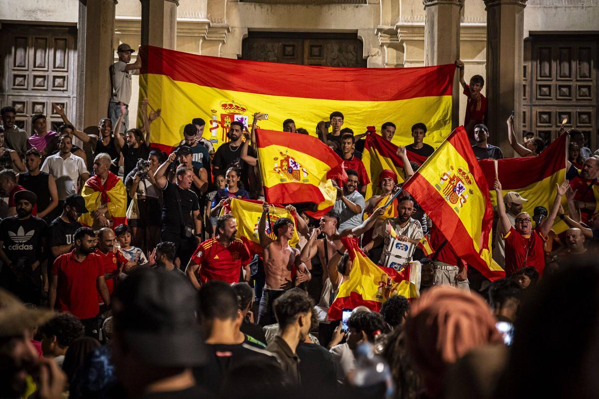 Les millors imatges de la celebració a Manresa del triomf de la Roja al Mundial