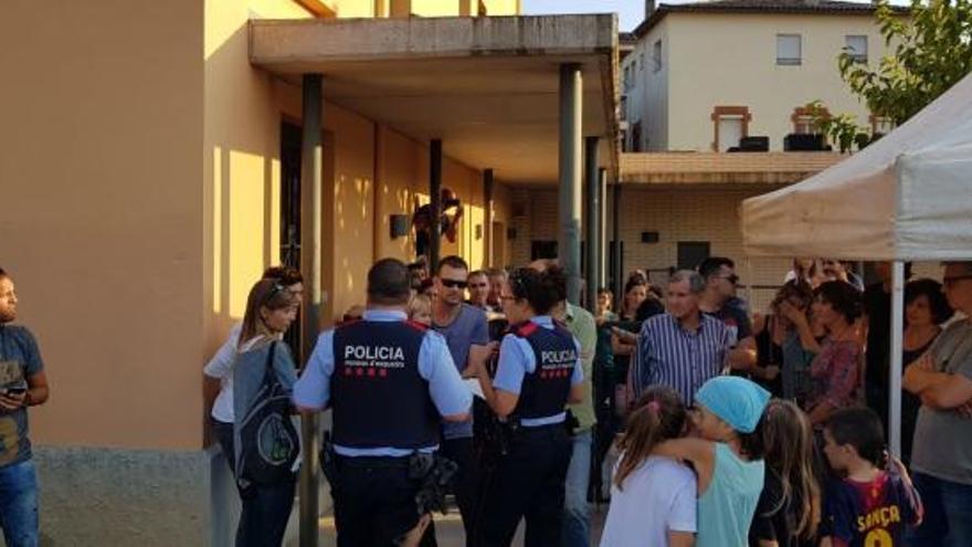 Mossos a l&#039;exterior d&#039;un col·legi electoral a Gironella