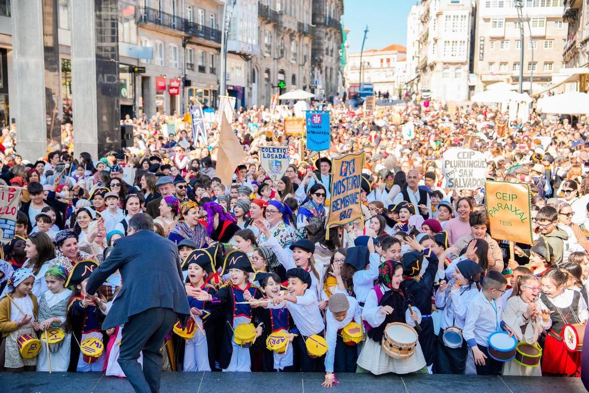 Más de 2.000 escolares toman Vigo con la Reconquistiña
