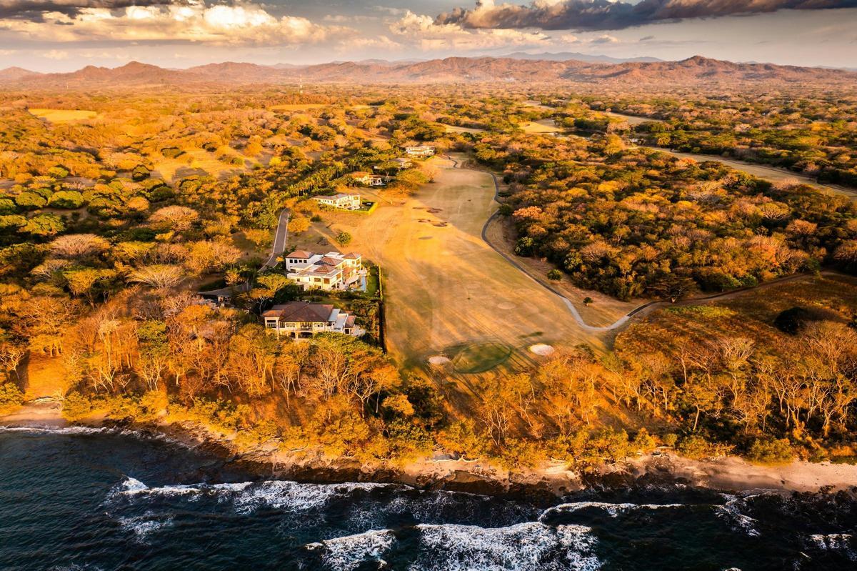 El paisaje desértico de Guanacaste choca con el verdor de Costa Rica