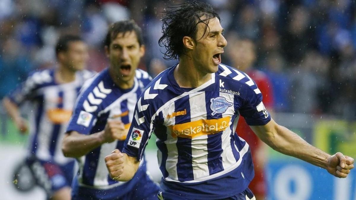 Los jugadores del Alavés Pelegrín y Borda celebran uno de los goles del equipo que certificaron su ascenso.