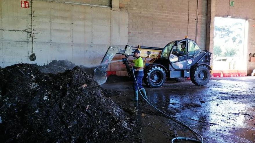 Operarios de la Mancomunidade trabajando en la preparación del compost en la planta de A Portela.