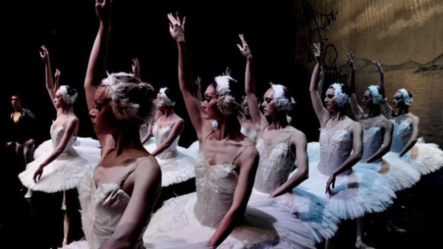 Escena de &#039;El Lago de los Cisnes&#039; por El Ballet de Moscú