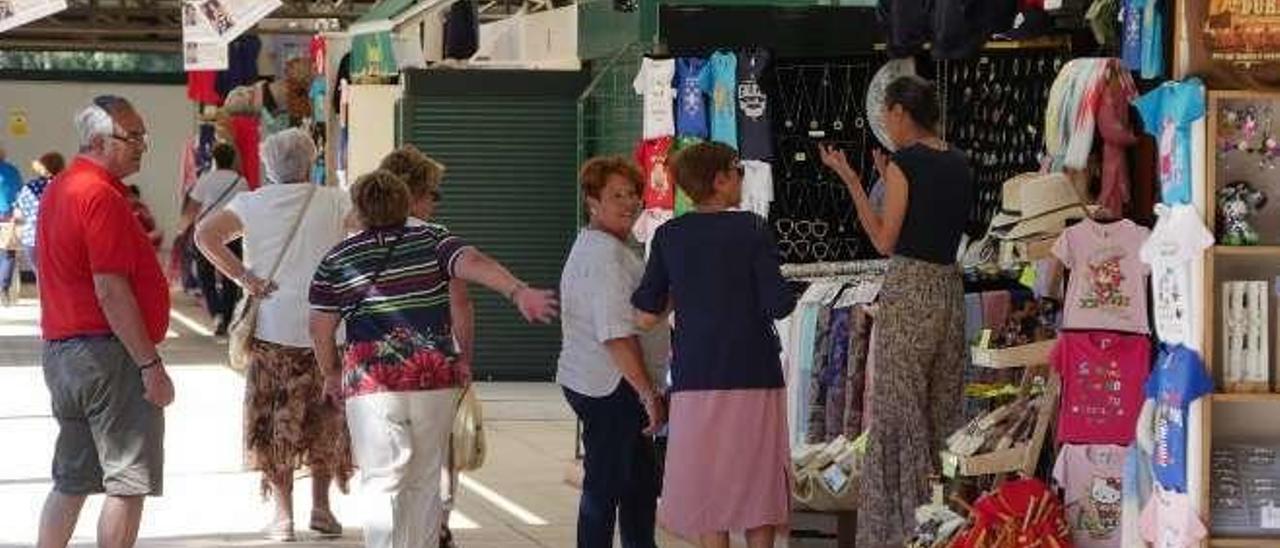 Visitantes en el centro comercial de a rtesanía O Redondo, ayer. // Muñiz