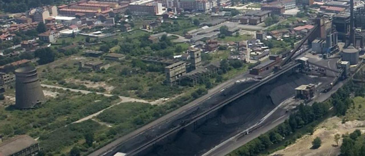 Vista aérea de los terrenos de Nitrastur y la térmica de Lada, (con el parque de carbones en primer término), antes de su cierre. | Fernando Rodríguez.