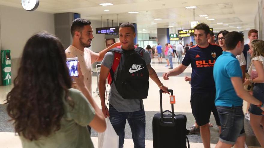 Rodrigo regresa a València ajeno a los rumores sobre su futuro