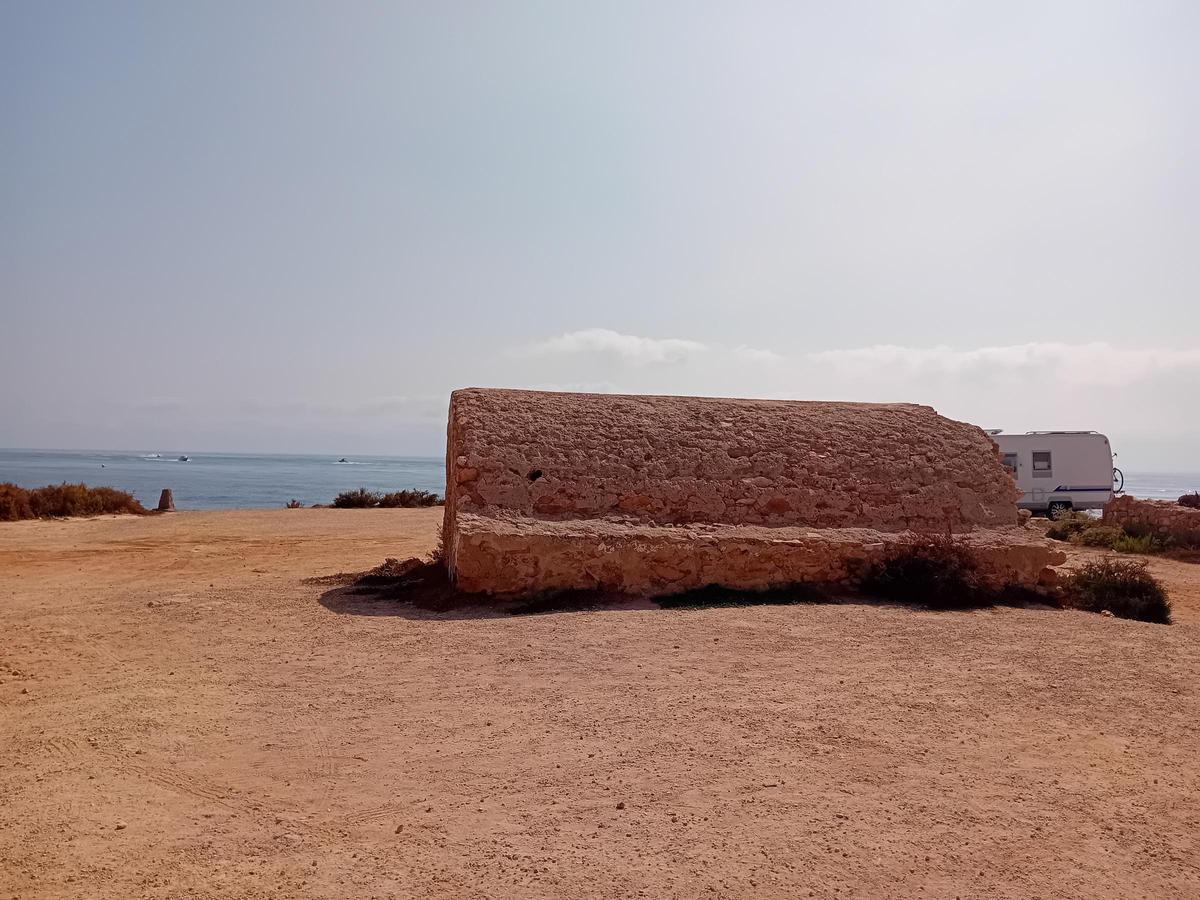 Así están los restos del cuartel de carabineros del siglo XIX y el refugio antiaéreo de la Guerra Civil en Punta Prima