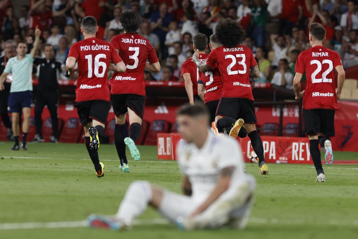 SEVILLA, 06/05/2023.- Los jugadores de Osasuna celebran el primer gol del equipo navarro durante el encuentro correspondiente a la final de la Copa del Rey que disputan hoy sábado frente al Real Madrid en el estadio La Cartuja de Sevilla. EFE/Julio Muñoz.
