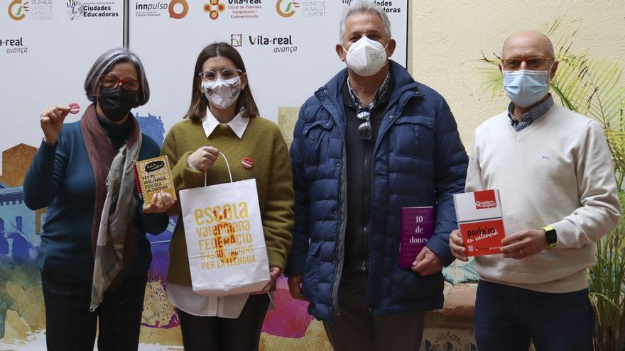 La concejala de Normalització Lingüística, Noelia Samblás (segunda por la izquierda) ha presentado el &#039;Voluntariat pel Valencià&#039; acompañada por  Xon Domènech y Josep Usó.