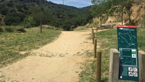 Acceso al parque de la Serralada de Marina en Badalona.