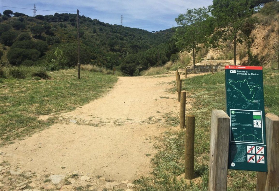 Acceso al parque de la Serralada de Marina en Badalona.