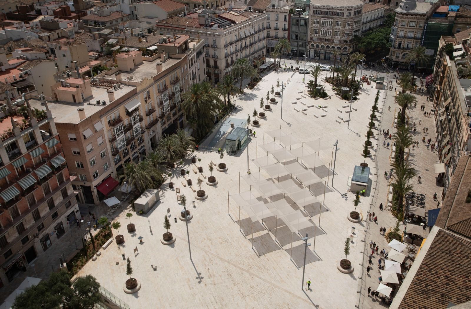 Retiran las lonas de las plaza de la Reina a la espera de su apertura