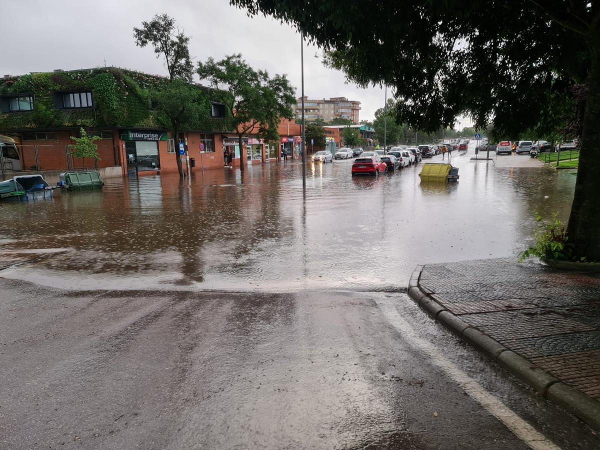 Balsa de agua junto a la estación de autobuses de Cáceres.