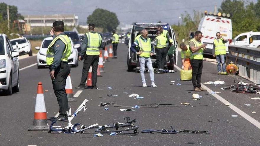 La Guardia Civil, en La Oliva, donde perdieron la vida dos ciclistas y otros cuatro fueron atropellados. // Efe