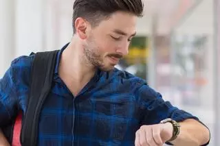 Emporio Armani rebaja a su precio mínimo su reloj con correa de piel más valorado