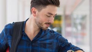 De día o de noche, el reloj de piel de Emporio Armani siempre es una buena opción