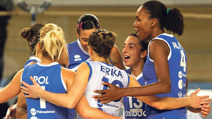 Las jugadoras del Oxidoc Palma celebran la victoria conseguida ayer ante el Bratislava.