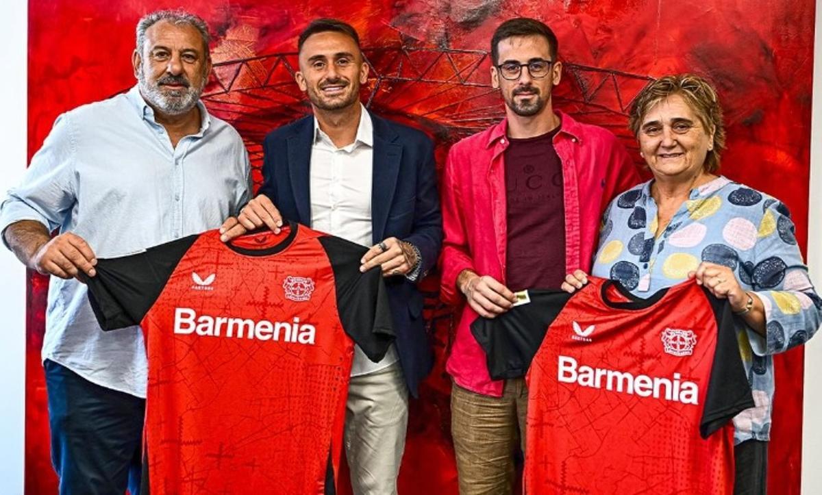 Aleix Garcia, amb la seva família, el dia que va ser anunciat com a nou jugador del Bayer
