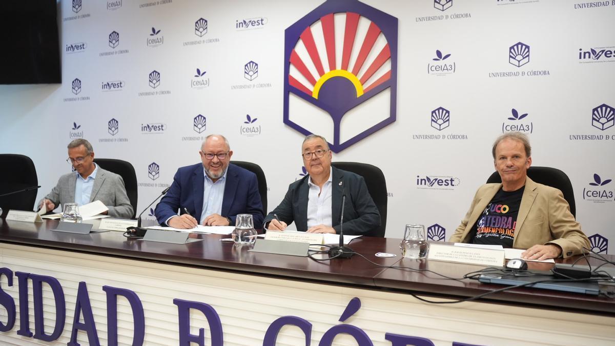 El momento de la donación de los carteles y documentos.