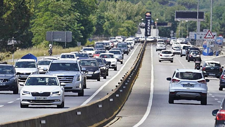 Cues a la C-31 a Santa Cristina, direcció a les platges. | MARC MARTÍ