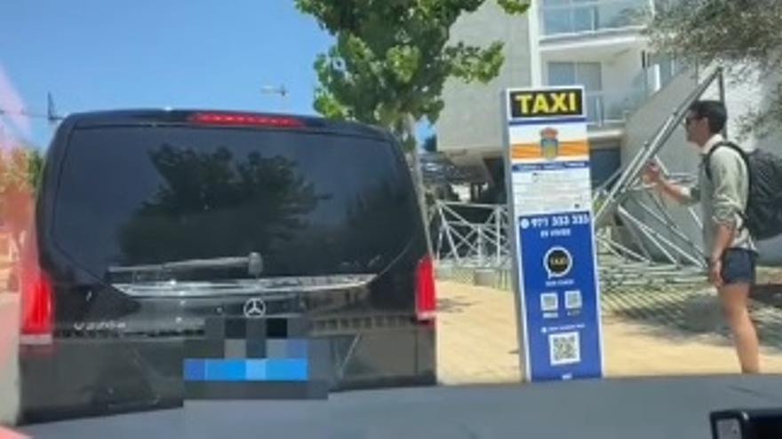Sorprenden a una VTC burlando la ley al captar clientes en una parada de taxis de Ibiza