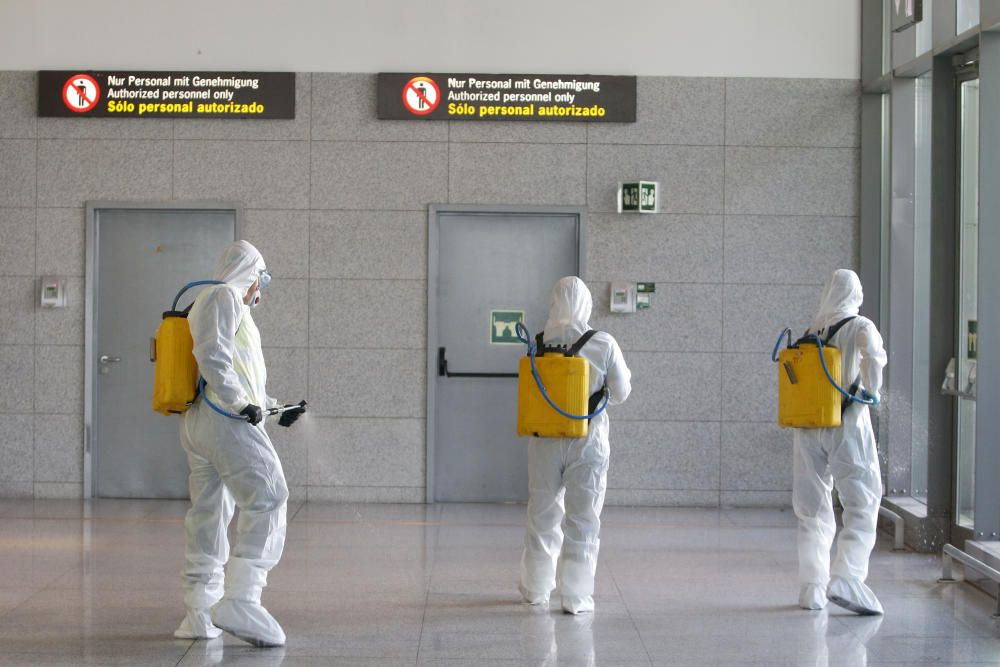 Efectivos de la UME, en el Aeropuerto.