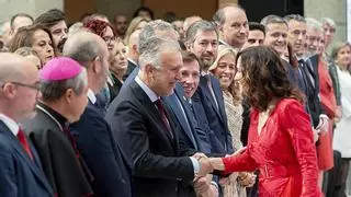 Ayuso reivindica Madrid como la "plaza mayor de todos" y cede la crítica a Sánchez al PP: "No va a robarnos el país"