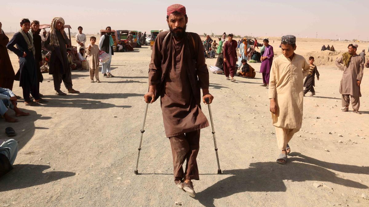 Un herido afgano espera la apertura de la frontera pakistaní par poder salir del país.