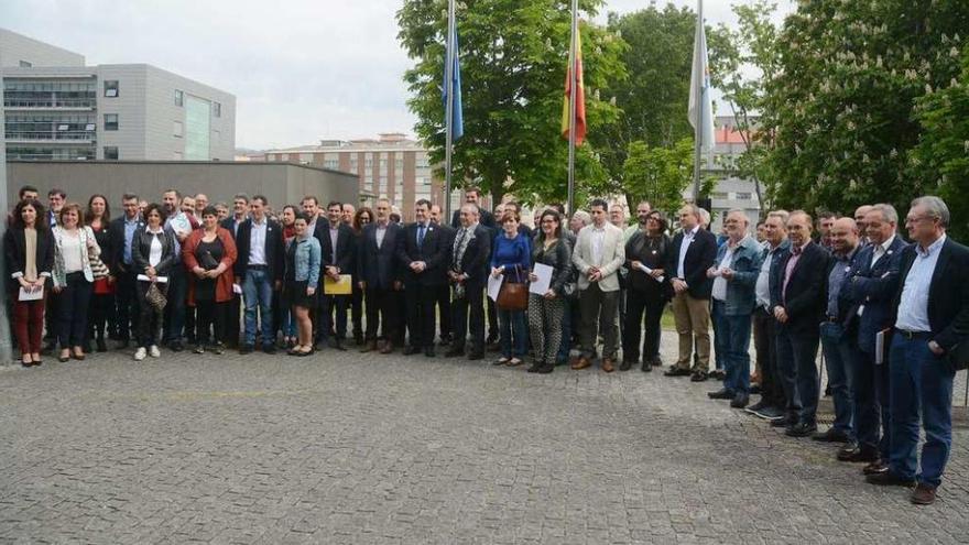 Los alcaldes y regidores de la comarca, ayer, en la delegación de la Xunta en Pontevedra. // R. Vázquez