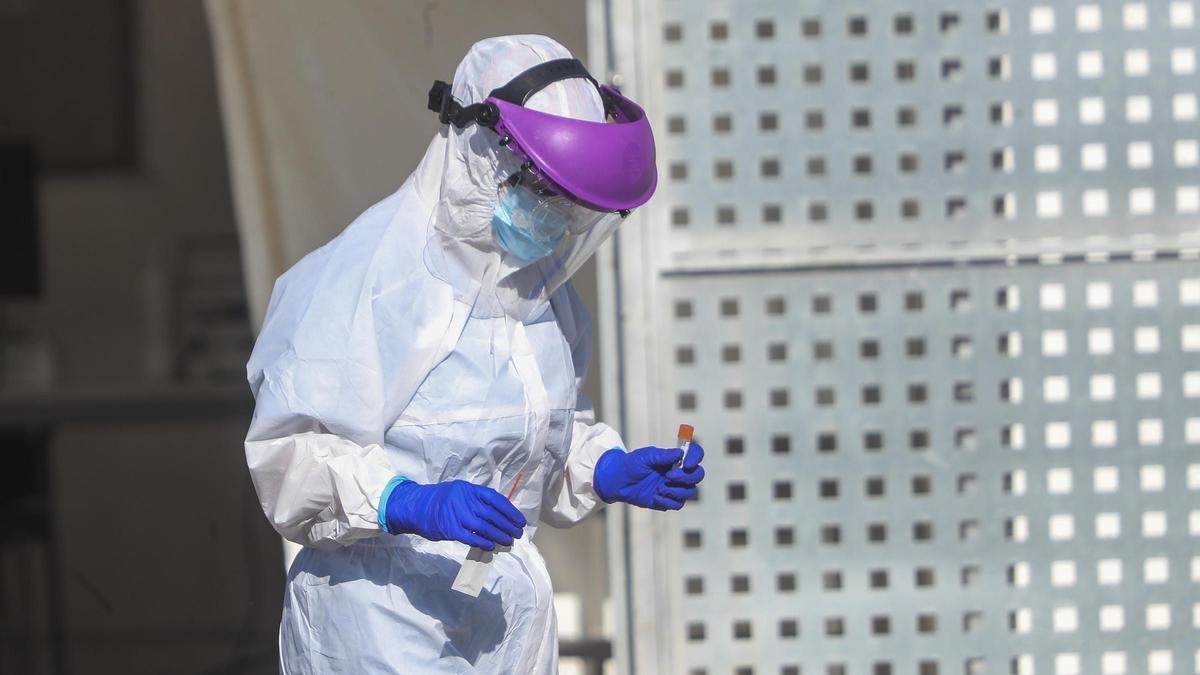 Sanitarios, durante las pruebas PCR en el hospital de campaña de La Fe.