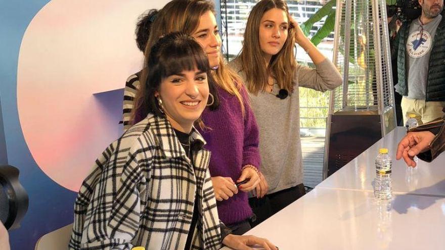 Natalia, Julia y Sabela, de &#039;OT&#039;, firman discos en Puerto Venecia