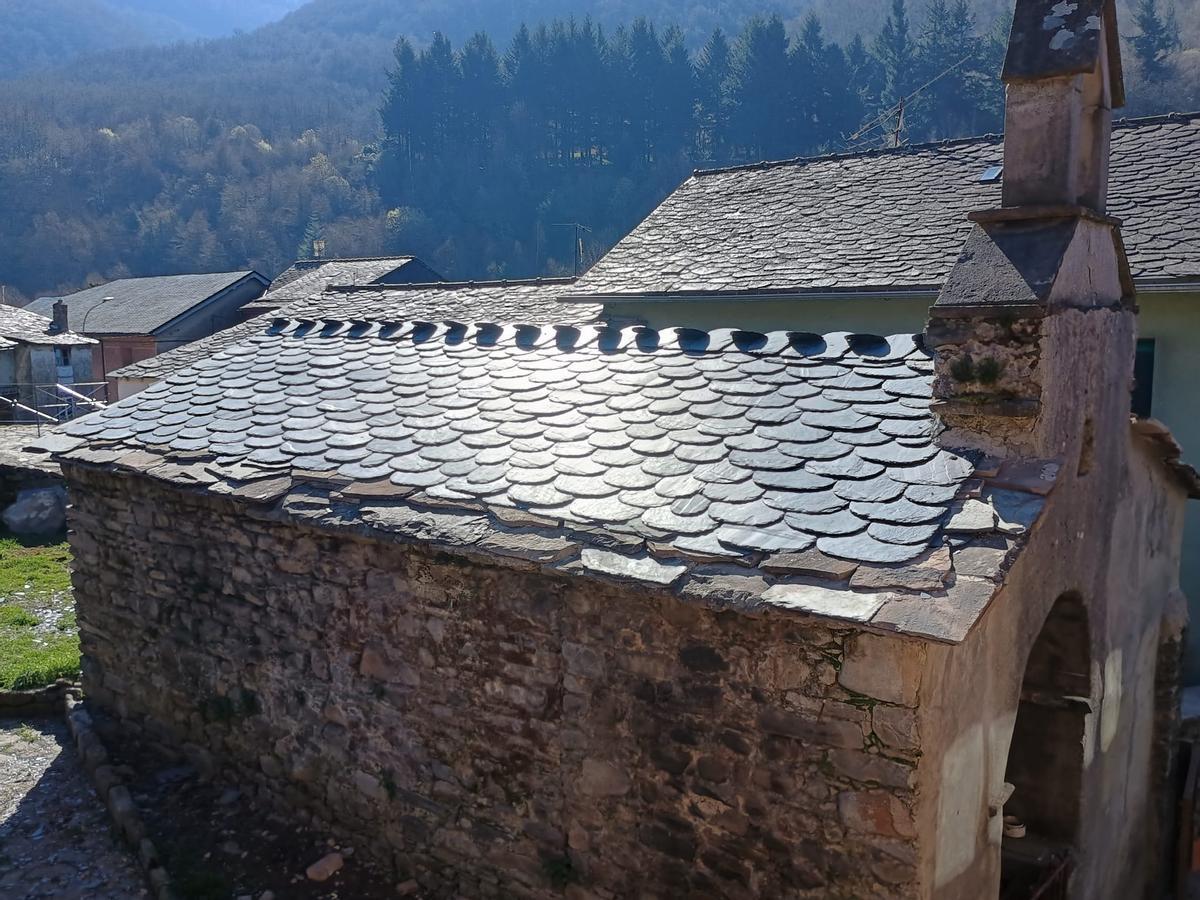 Vista de la capilla con el tejado ya reparado.