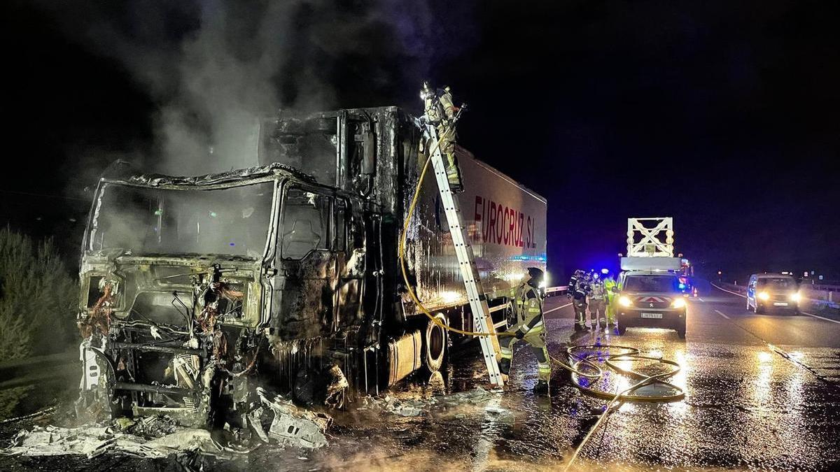 Arde un camión de madrugada en la A-7