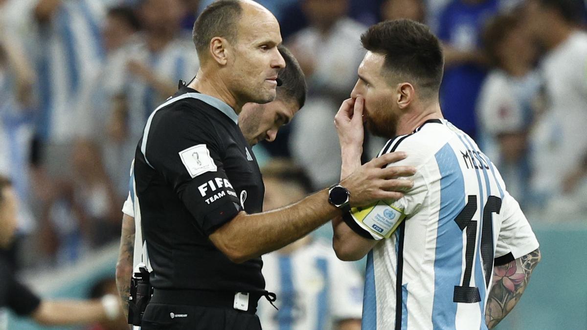 Mateu Lahoz dialoga con Leo Messi durante el Países Bajos - Argentina