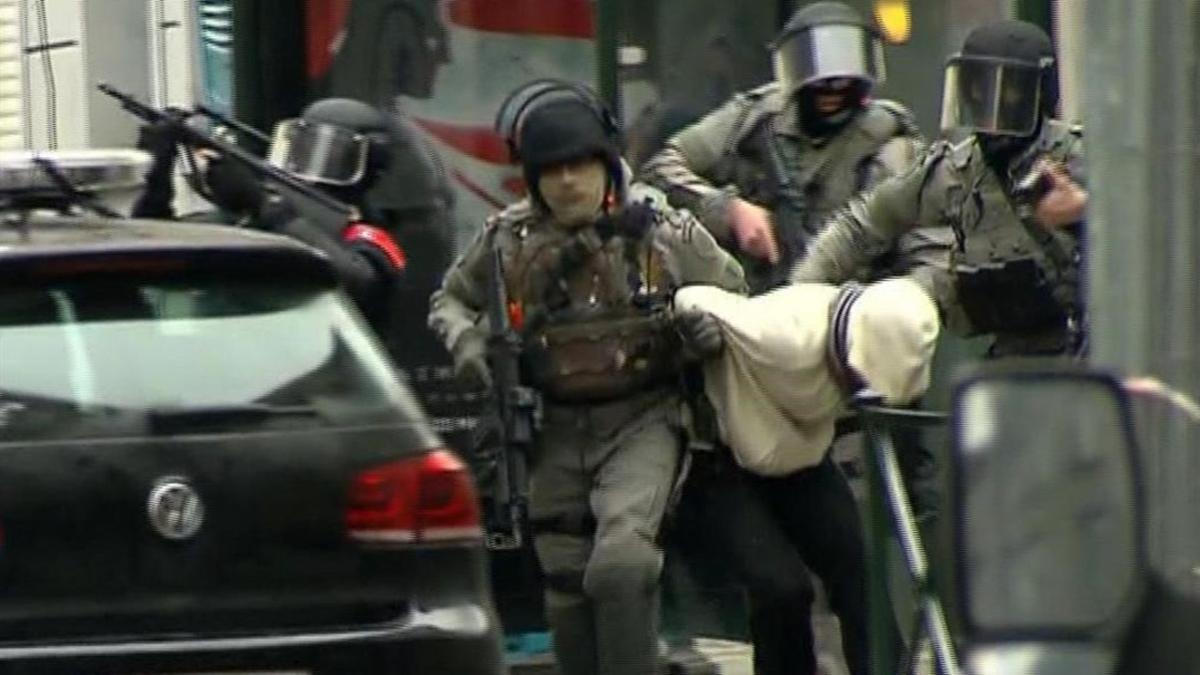 Detención de Salah Abdelsman en Bruselas, implicado en los atentados de noviembre en París.