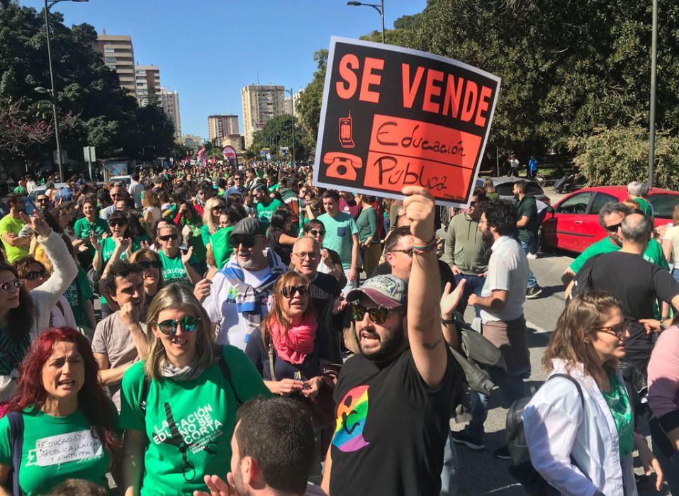 Al son de tambores, silbatos y una singular gaita, los congregantes han caminado juntos por las calles del centro de la ciudad por una causa común, la defensa de la educación