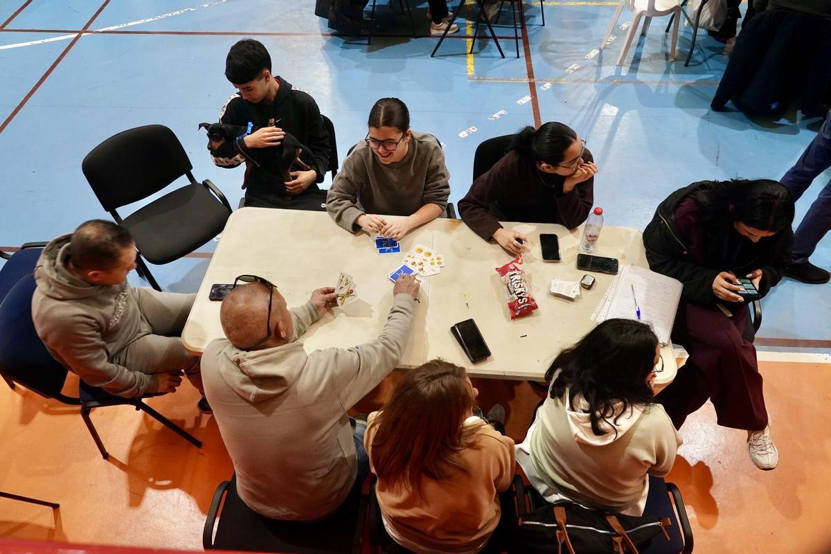 Imágenes de los vecinos desalojados de Grazalema en el polideportivo El Fuerte de Ronda.