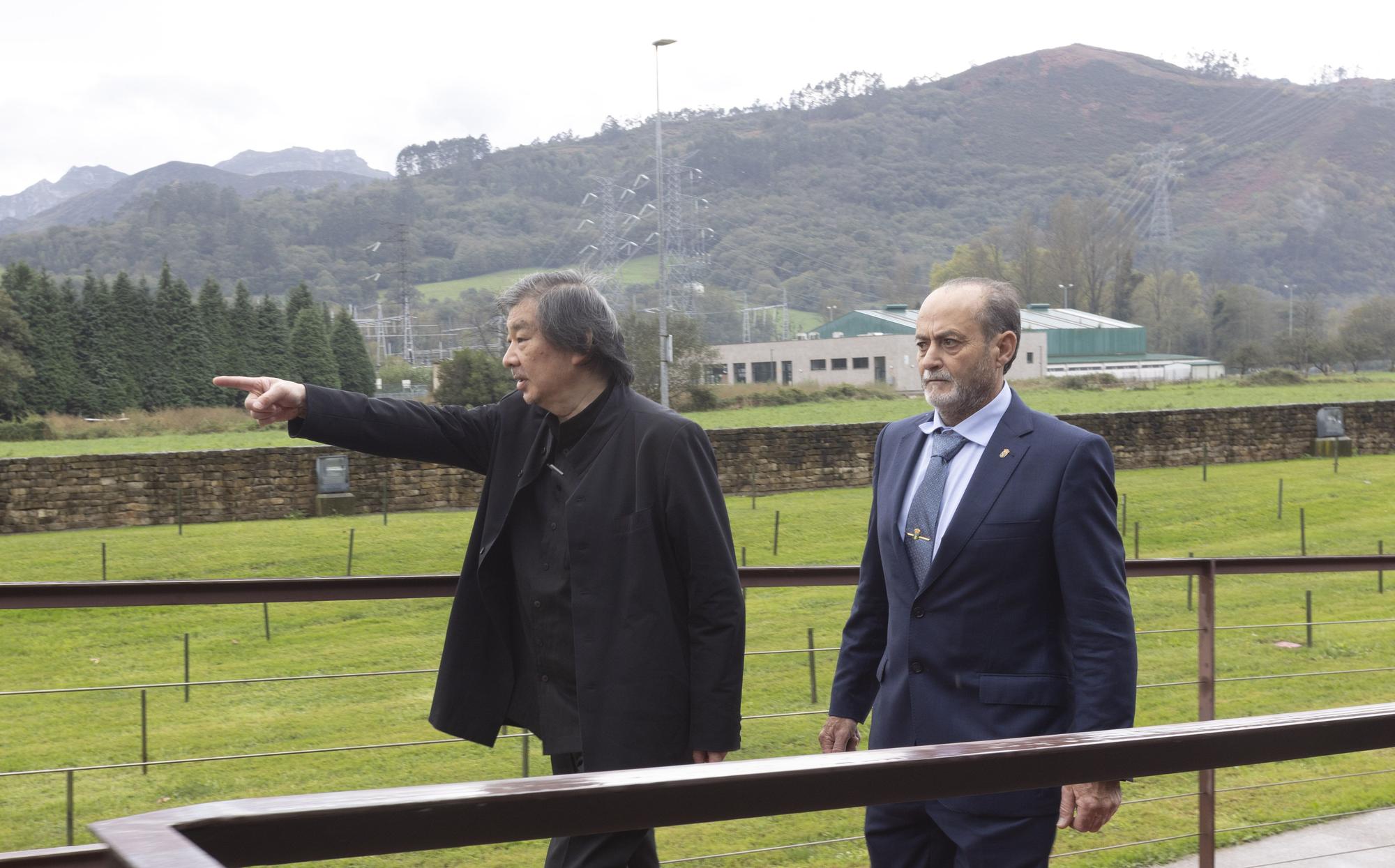 Shigeru Ban disfruta en Asturias: el arquitecto premio "Princesa" de la Concordia visita los hórreos