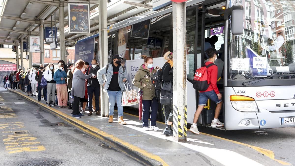 Colas en la estación de autobuses de Gijón por culpa de la huelga.