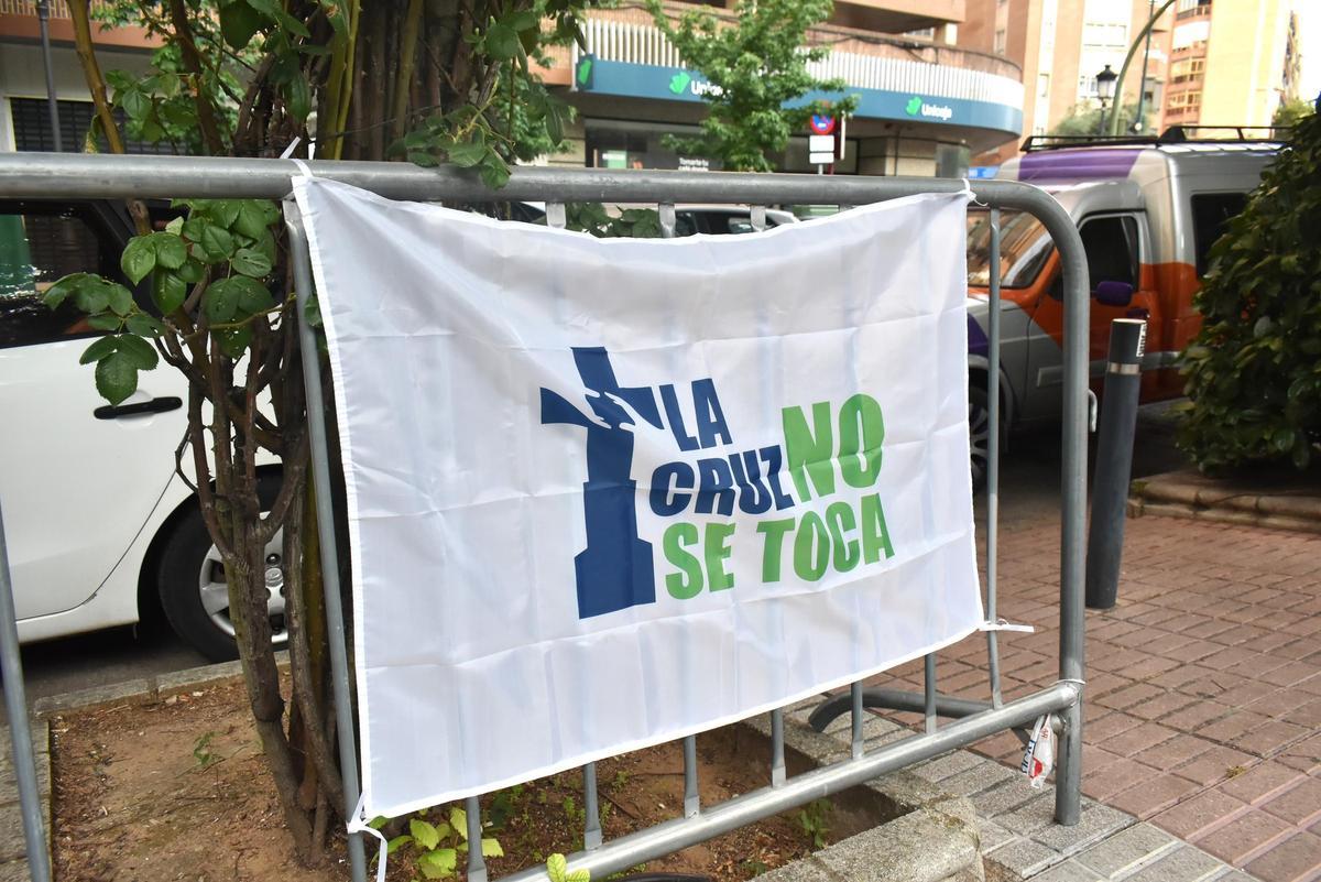 Galería | Decenas de personas rezan un rosario por la Cruz de los Caídos en Cáceres